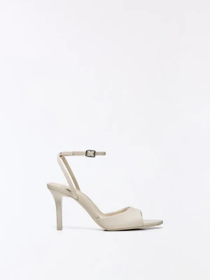 Bershka Sandały Na Obcasie Z Paskiem Wokół Kostki Kobieta Kremowy