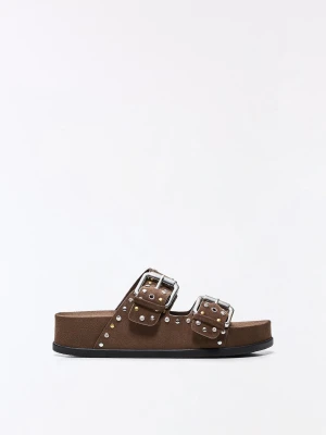 Bershka Sandały Na Płaskiej Podeszwie Ze Sprzączkami Kobieta Brązowy