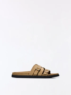 Bershka Sandały Na Płaskiej Podeszwie Ze Zdobieniem Sprzączkami Kobieta Jasnobrzowy