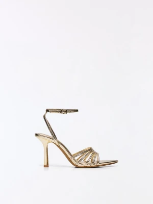 Bershka Sandały T-Bar Na Obcasie Z Wieloma Paskami Kobieta Złoty