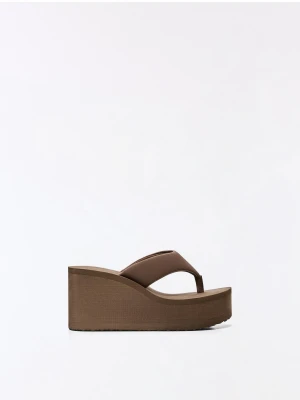Bershka Sandały Thong Na Obcasie I Platformie Kobieta Szarobrązowy