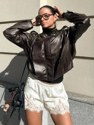 Bershka Satynowe Shorty Z Koronką Kobieta Biały