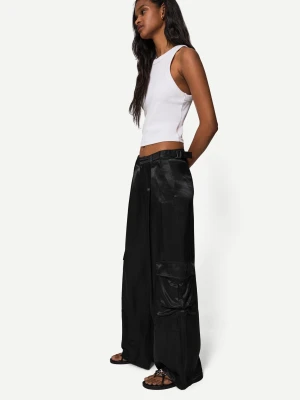 Bershka Satynowe Spodnie Cargo Wide Leg Kobieta Czarny