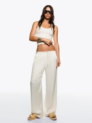 Bershka Satynowe Spodnie Jogger Wide Leg Kobieta Biały