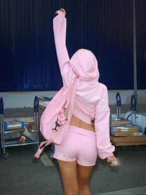 Bershka Shorty Dresowe Z Podwiniętym Pasem Kobieta Różowy