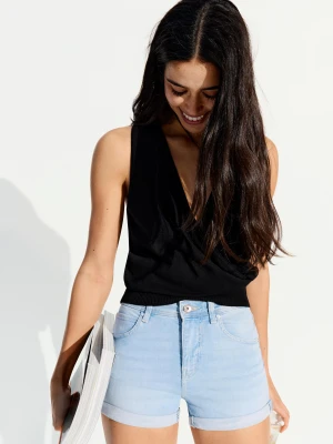 Bershka Shorty Denim Z Wywiniętymi Nogawkami Kobieta Jasnoniebieski