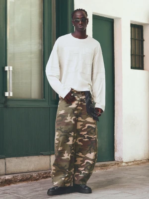 Bershka Spodnie Baggy O Kroju Baggy Nadruk Zapiętek I Mężczyzna Khaki