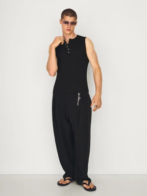 Bershka Spodnie Baggy Z Zakładkami Mężczyzna Czarny