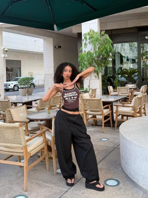 Bershka Spodnie Balloon Fit Z Mieszanki Lnu Z Zakładkami Kobieta Czarny