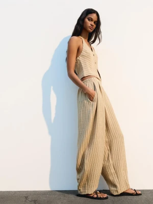 Zdjęcie produktu Bershka Spodnie Balloon Fit Z Mieszanki Lnu Z Zakładkami Kobieta Wielbłądzi