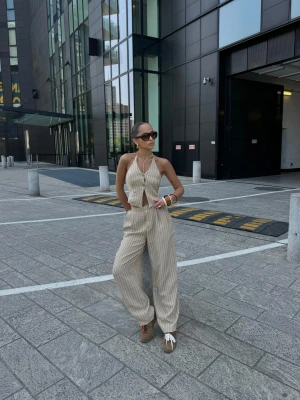 Bershka Spodnie Balloon Fit Z Mieszanki Lnu Z Zakładkami Kobieta Wielbłądzi