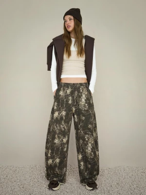 Bershka Spodnie Barrel Z Dzianiny Dresowej Z Nadrukiem Kobieta Ciemnoszary