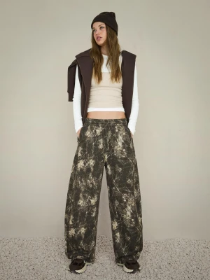 Bershka Spodnie Barrel Z Dzianiny Dresowej Z Nadrukiem Kobieta Ciemnoszary