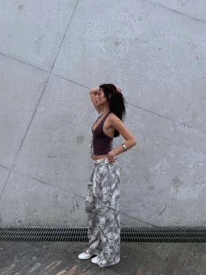 Bershka Spodnie Barrel Z Dzianiny Dresowej Z Nadrukiem Kobieta Piaskowy