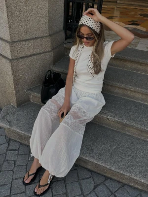 Bershka Spodnie Bombki Z Koronką Kobieta Biały