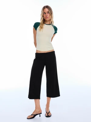 Bershka Spodnie Capri Z Dzianiny Dresowej Z Lampasem Kobieta Czarny