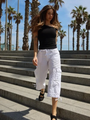 Bershka Spodnie Capri Z Kieszeniami Kobieta Biały
