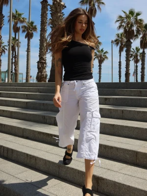 Bershka Spodnie Capri Z Kieszeniami Kobieta Biały