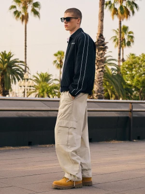 Bershka Spodnie Cargo O Kroju Baggy Mężczyzna Piaskowy
