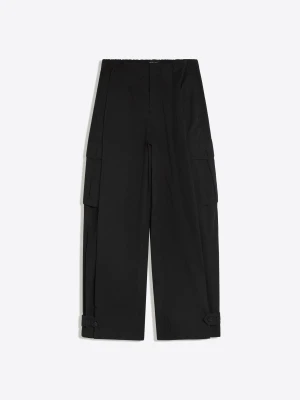 Bershka Spodnie Cargo O Kroju Barrel, Tkanina Techniczna Kobieta Czarny