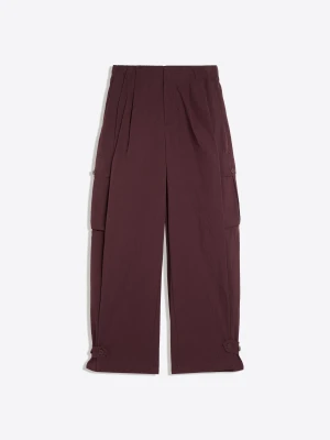 Bershka Spodnie Cargo O Kroju Barrel Z Tkaniny Technicznej Kobieta Rubinowy