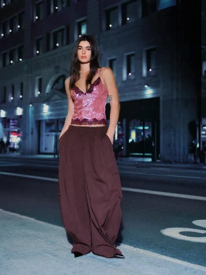 Bershka Spodnie Cargo O Kroju Barrel Z Tkaniny Technicznej Kobieta Rubinowy
