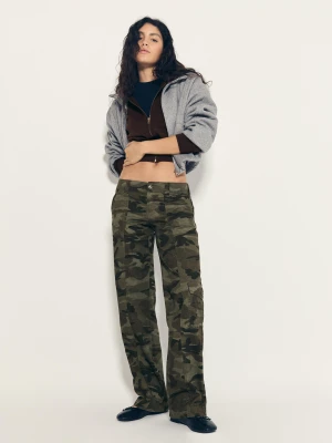 Bershka Spodnie Cargo O Kroju Straight Z Nadrukiem Kobieta Khaki