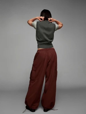 Bershka Spodnie Cargo Parachute Kobieta Bordowy