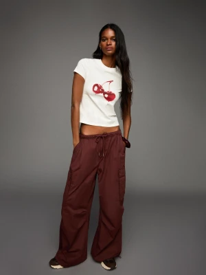 Bershka Spodnie Cargo Parachute Kobieta Bordowy