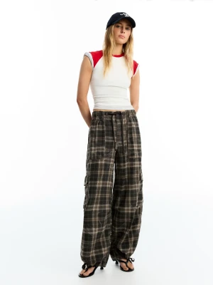 Bershka Spodnie Cargo Parachute Kobieta Brązowy
