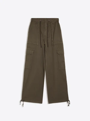 Bershka Spodnie Cargo Parachute Kobieta Ciemnobeżowy