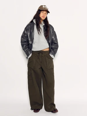 Bershka Spodnie Cargo Parachute Kobieta Ciemnobeżowy