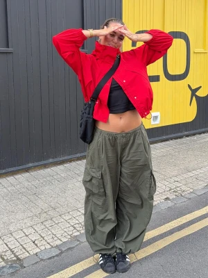 Bershka Spodnie Cargo Parachute Kobieta Khaki