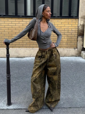 Bershka Spodnie Cargo Parachute Kobieta Zielony