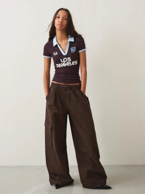 Bershka Spodnie Cargo Parachute Z Nadrukiem Kobieta Brązowy