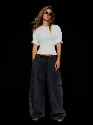 Bershka Spodnie Cargo Typu Parachute Kobieta Czarny