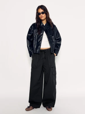 Bershka Spodnie Cargo Typu Parachute Kobieta Czarny