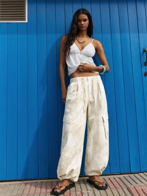 Bershka Spodnie Cargo We Wzory Kobieta Piaskowy