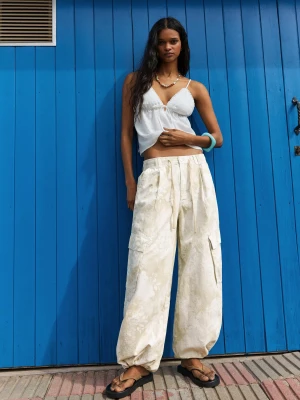 Bershka Spodnie Cargo We Wzory Kobieta Piaskowy