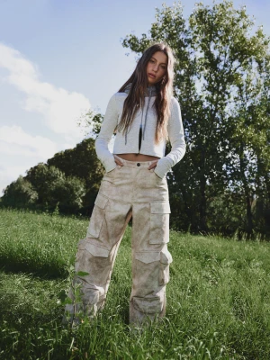 Bershka Spodnie Cargo Z Nadrukiem Kobieta Beżowy