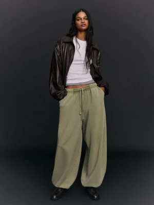 Bershka Spodnie Dresowe Barrel Ze Stoperami Kobieta Khaki