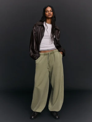 Bershka Spodnie Dresowe Barrel Ze Stoperami Kobieta Khaki