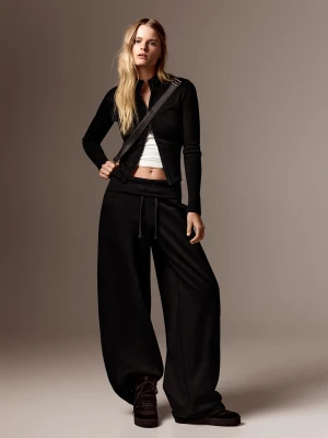 Bershka Spodnie Dresowe Barrel Z Wywiniętym Pasem Kobieta Czarny