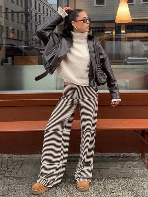 Bershka Spodnie Dzianinowe Wide Leg W Paski Kobieta Brązowy