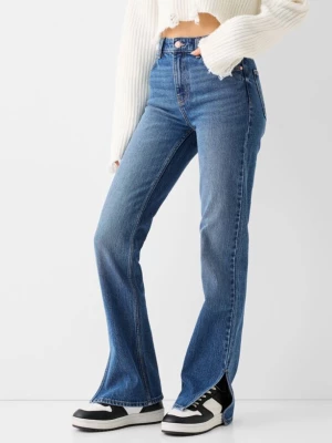 Bershka Spodnie Jeansowe Comfort O Rozszerzanym Kroju Z Rozciętymi Nogawkami Kobieta Niebieski