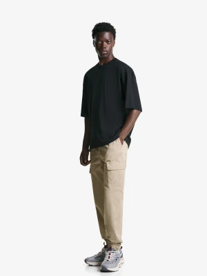 Bershka Spodnie Jogger Cargo Mężczyzna Wielbłądzi