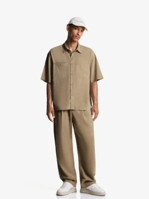 Bershka Spodnie Jogger O Kroju Baggy Mężczyzna Ciemnobeżowy