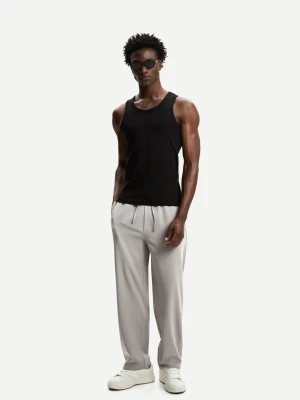Bershka Spodnie Jogger O Kroju Straight Tailoring Mężczyzna Ciemnobeżowy