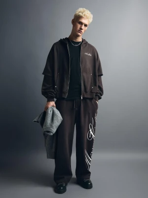 Bershka Spodnie Jogger O Kroju Super Baggy Z Nadrukiem Z Boku Mężczyzna Szary