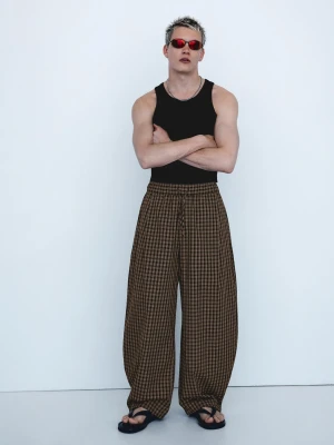 Bershka Spodnie Jogger W Kratę Mężczyzna Czarny